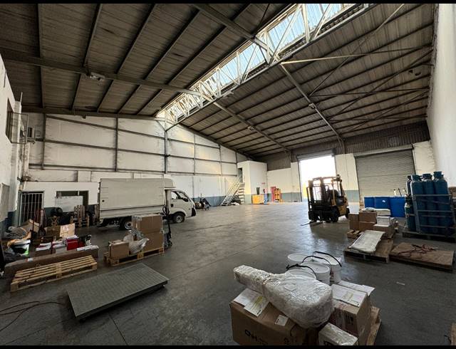 950M² WAREHOUSE TO LET IN JET PARK